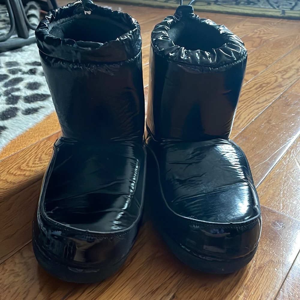 Never Worn - Black Patent Moon Boots - Size 7/8